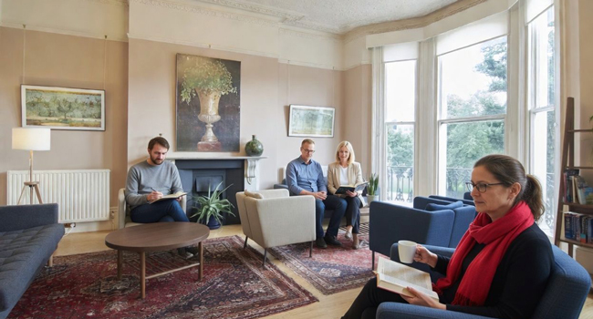 Adult language study holidays in England Brighton with LISA! – relaxing breaks at the language school Adult participants relaxing in the school lounge during a LISA! language study holiday in England Brighton