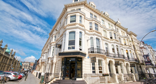 Adult language study holidays in England Brighton with LISA! – language school and course location Language school building in Brighton during a LISA! language study holiday in England for adults