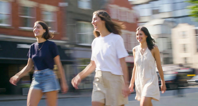 Adult language study holidays in England Brighton with LISA! – exploring the city together Three female participants walking through Brighton during a LISA! language study holiday for adults in England