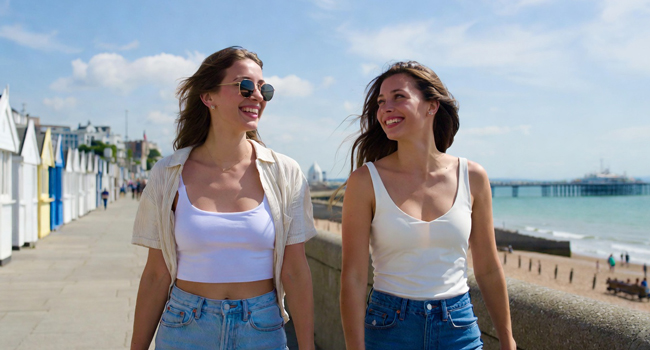 Adult language study holidays in England Brighton with LISA! – promenade, sea and leisure Two female participants walking on the promenade in Brighton during a LISA! language study holiday in England