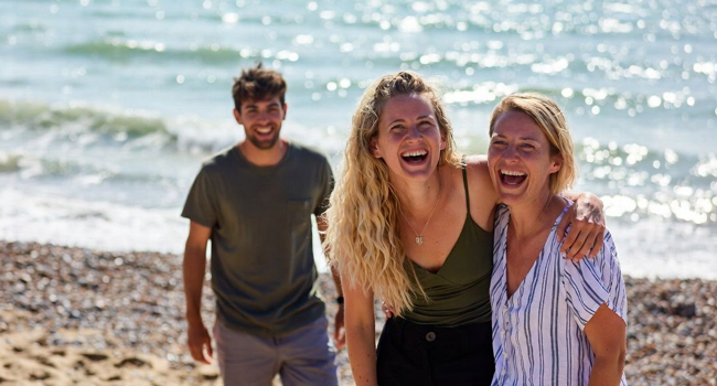Adult language study holidays in England Brighton with LISA! – beach, fun and unforgettable experiences Adult participants laughing on the beach in Brighton during a LISA! language study holiday in England