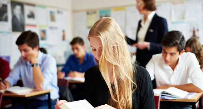 Participants learning in an English class in Brighton during a LISA! language study holiday in England