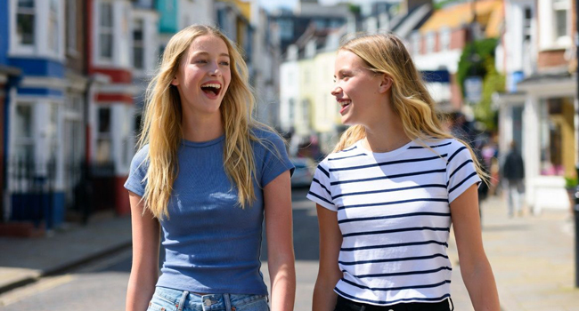 Adult language study holidays in England Brighton with LISA! – city life, leisure and shared experiences Two female participants walking through Brighton during a LISA! language study holiday in England