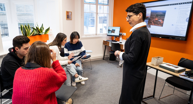 Language study holidays in England Cambridge City with LISA! – language school, lessons and modern learning Adults in an English lesson in Cambridge City England during a LISA! language study holiday with a teacher in the classroom