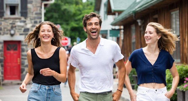Educational leave Québec Canada with LISA! – learning French and enjoying unforgettable experiences Adults laughing together in Québec during a LISA! educational leave language study holiday enjoying an international atmosphere and learning French