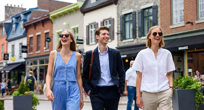 Educational leave Québec Canada with LISA! – learning French and experiencing Québec authentically Adults walking through Québec during a LISA! educational leave language study holiday enjoying international city life and learning French