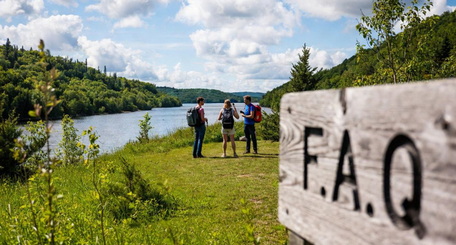 Educational leave Québec Canada with LISA! – learning French and enjoying nature adventures Adults by the river in Québec during a LISA! educational leave language study holiday enjoying nature and outdoor activities in Canada