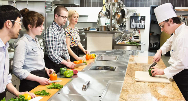 Educational leave Québec Canada with LISA! – learning French and enjoying culinary experiences Adults attending a cooking class in Québec during a LISA! educational leave language study holiday learning French and discovering Canadian cuisine