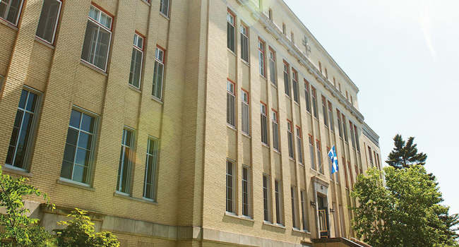 Educational leave Québec Canada with LISA! – learning French at a modern language school Language school building in Québec during a LISA! educational leave language study holiday for French classes and international students