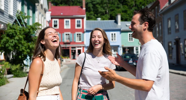 Educational leave Québec Canada with LISA! – learning French and experiencing Québec authentically Adults laughing together in Québec during a LISA! educational leave language study holiday enjoying an international atmosphere and practising French