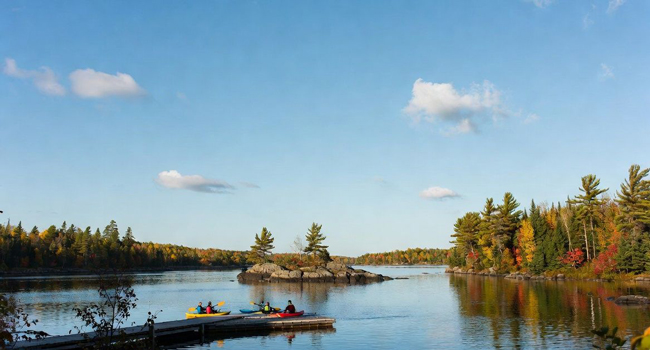 Educational leave Canada with LISA! – learning French and discovering Canada’s natural beauty Canoeing on a lake in Canada during a LISA! educational leave language study holiday enjoying nature, forests and outdoor activities