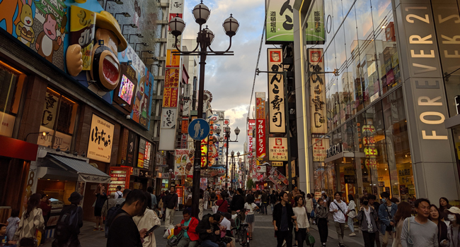 Educational leave Osaka Japan with LISA! – learning Japanese, city life and authentic experiences Busy street in Osaka during a LISA! educational leave language study holiday featuring Japanese culture, neon lights and urban city life