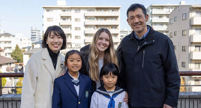 Educational leave Osaka Japan with LISA! – learning Japanese and staying with a host family Adults with a Japanese host family during a LISA! educational leave language study holiday experiencing culture and practising Japanese in daily life