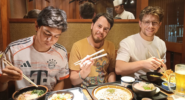 Language study holidays Tokyo Chiyoda with LISA! – leisure, food and cultural experiences in Japan Adults enjoying Japanese food in Tokyo during a LISA! language study holiday experiencing culture and eating with chopsticks