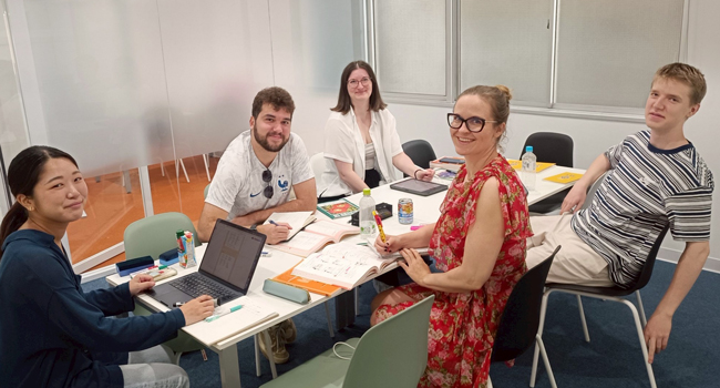 Language study holidays Tokyo Chiyoda with LISA! – Japanese course, lessons and group learning Adults in a Japanese language class in Tokyo during a LISA! language study holiday learning together in a small group