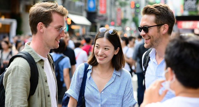 Language study holidays Tokyo Chiyoda with LISA! – international connections and unforgettable experiences Adult participants in Tokyo during a LISA! language study holiday chatting and enjoying the international atmosphere in the city