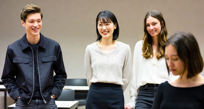 Language study holidays Tokyo Chiyoda with LISA! – Japanese course, lessons and learning with a teacher Adults in a classroom in Tokyo during a LISA! language study holiday learning Japanese together with their teacher