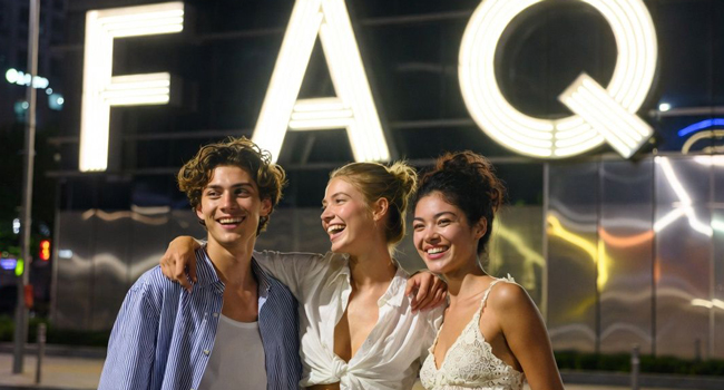 Language study holidays Seoul Hongdae with LISA! – nightlife, young people and unforgettable experiences Young adults in front of a glowing FAQ sign in Seoul at night during a LISA! language study holiday enjoying nightlife