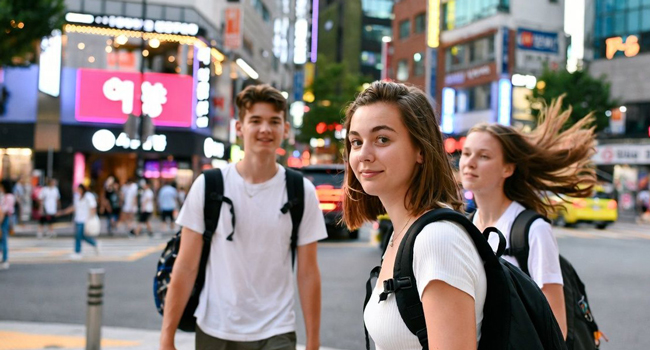 Language study holidays Seoul Hongdae with LISA! – city life, social experiences and unforgettable moments Young adults crossing the street in Seoul Hongdae during a LISA! language study holiday experiencing vibrant city life