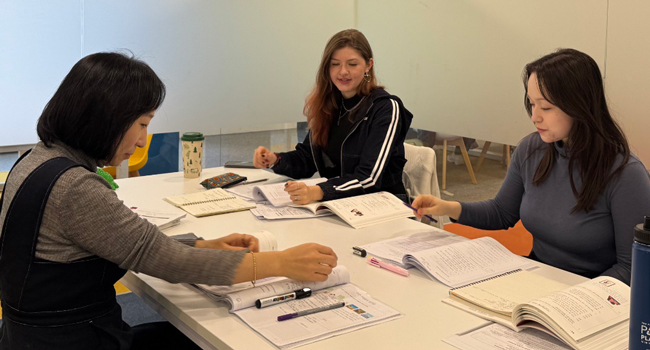 Language study holidays Seoul Hongdae with LISA! – Korean course, studying and classroom learning Adults studying Korean in Seoul during a LISA! language study holiday learning together with books and materials in class