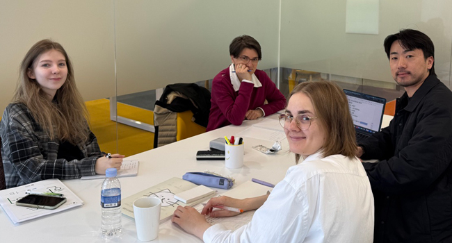 Language study holidays Seoul Hongdae with LISA! – Korean course, lessons and group learning Adults in a Korean language class in Seoul during a LISA! language study holiday learning together in a modern classroom