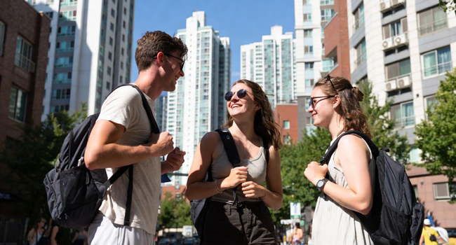 Language study holidays Seoul Hongdae with LISA! – city life, walks and unforgettable experiences Adult participants walking through Seoul during a LISA! language study holiday exploring the city together