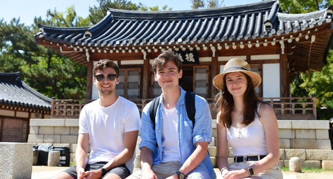 Language study holidays Seoul Hongdae with LISA! – temples, culture and unforgettable experiences in Korea Adults visiting a traditional temple in Seoul during a LISA! language study holiday exploring Korean culture and history