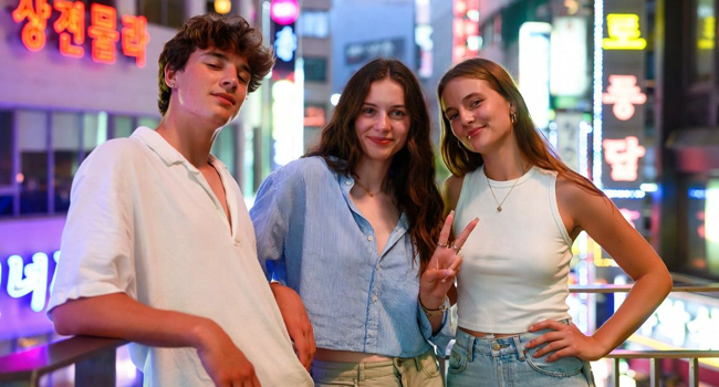 Language study holidays Seoul Hongdae with LISA! – nightlife, young people and unforgettable experiences Young adults in Seoul at night during a LISA! language study holiday enjoying the vibrant nightlife in Hongdae