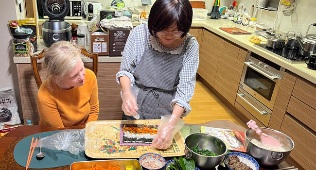 Language study holidays Seoul Hongdae with LISA! – host family, cooking and cultural experiences in Korea Adults cooking with a host family in Seoul during a LISA! language study holiday experiencing Korean cuisine first-hand