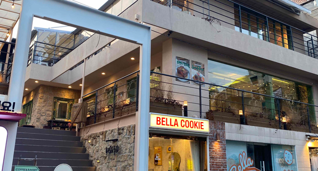 Language school building in Seoul Hongdae during a LISA! language study holiday showing modern facilities and location in Korea Language study holidays Seoul Hongdae with LISA! – modern school and central location