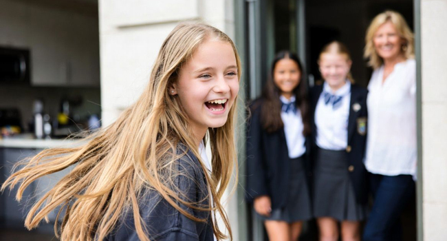 Student language study holidays in England Brighton with LISA! – accommodation with a host family Female student with host family during a LISA! language study holiday for students in England Brighton