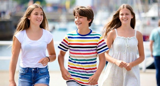 Language study holidays in Portsmouth with LISA! – lessons, group learning and interaction for students Students in an English lesson in Portsmouth during a LISA! language study holiday learning together and interacting
