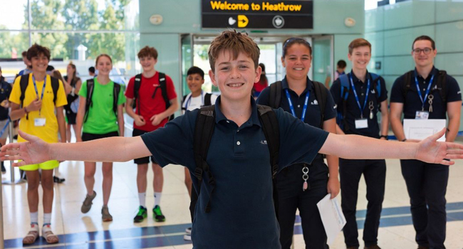 Language study holidays in England with LISA! – arrival, supervision and start of the adventure Group of students at the airport in England on arrival during a LISA! language study holiday excited for their stay
