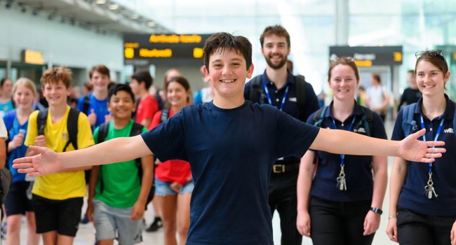 Language study holidays in England Bournemouth Park with LISA! – arrival, supervision and start of the adventure Group of students at the airport in England on arrival during a LISA! language study holiday excited for their stay