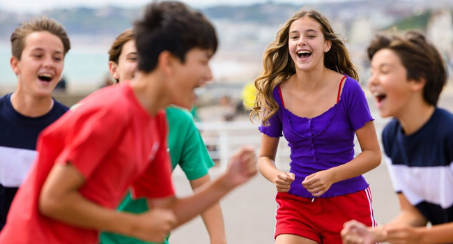 Language study holidays in England Bournemouth with LISA! – safety, supervision and fun in a group Group of students in Bournemouth England during a LISA! language study holiday playing together and feeling safely supervised
