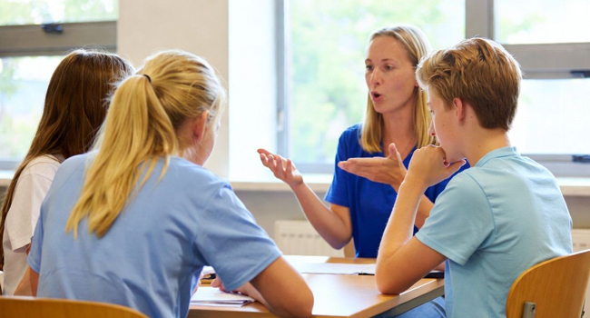 Language study holidays in England Bournemouth with LISA! – language course, lessons and learning success English lesson for students in Bournemouth England with teacher during a LISA! language study holiday