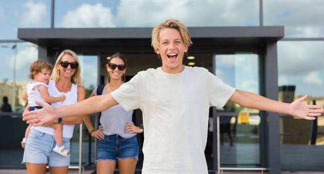 Arrival for a student language study holiday in England Brighton with LISA! – student greeting family Student arriving at the airport excited for a LISA! language study holiday for students in England Brighton