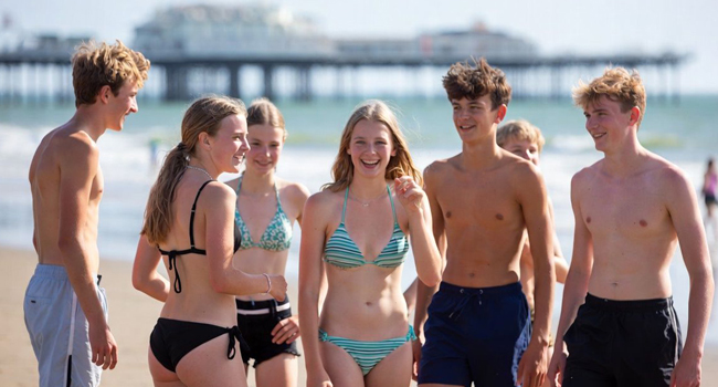 Group of students on the beach in Brighton during a LISA! language study holiday for students in England