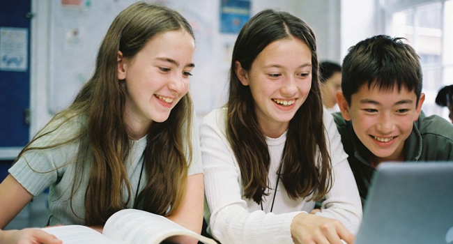 LISA! English language courses in Brighton for students Three children learning English at the LISA! language school in Brighton
