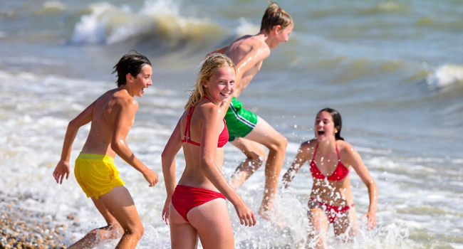 Student language study holidays in England Brighton with LISA! – fun and swimming in the sea Students playing in the sea during a LISA! language study holiday for students in England Brighton