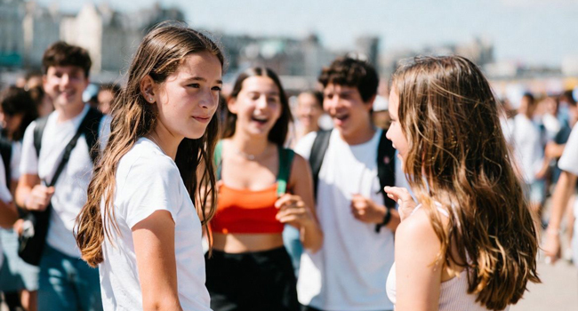 Student language study holidays in England Brighton with LISA! – students in the city by the sea Female students in Brighton during a LISA! language study holiday for students in England on the promenade