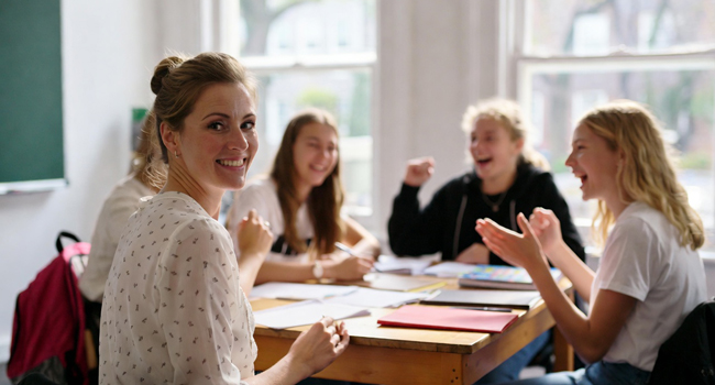 Student language study holidays in England Brighton with LISA! – English lessons with teacher Teacher with students in an English lesson during a LISA! language study holiday for students in England Brighton