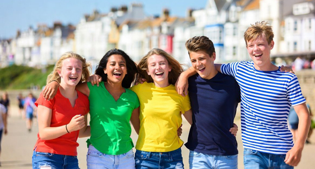  Group of students on the beach in Eastbourne England during a LISA! language study holiday enjoying time together by the sea
