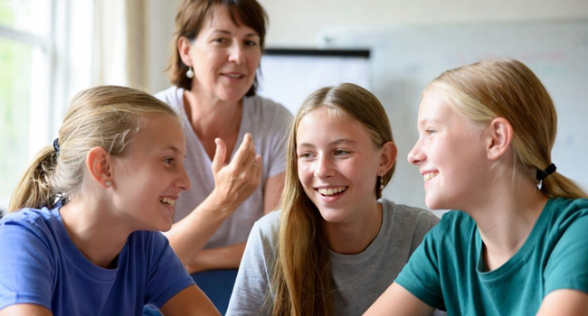 Language study holidays in England Eastbourne with LISA! – language courses, lessons and personal support English lesson for schoolgirls in Eastbourne England with teacher in the classroom during a LISA! language study holiday