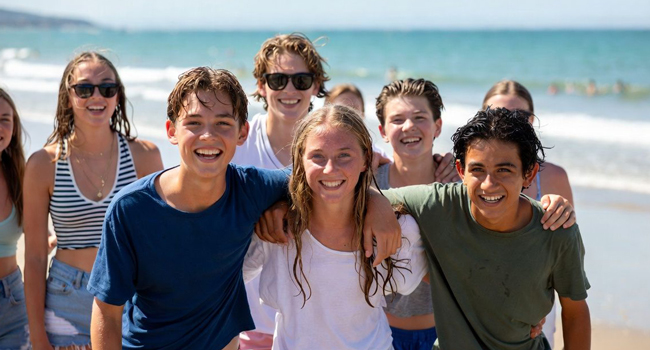  Group of students on the beach in Exmouth during a LISA! language study holiday enjoying free time, sea and shared experiences
