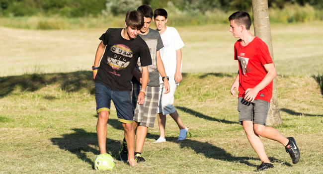 Language study holidays in Exmouth with LISA! – sports, leisure and activities for students Students playing football in Exmouth during a LISA! language study holiday enjoying sports and outdoor activities