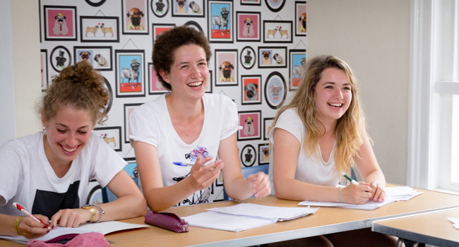 Language study holidays in Exmouth with LISA! – language school, lessons and effective learning for students Schoolgirls in an English lesson in Exmouth during a LISA! language study holiday learning together at a language school