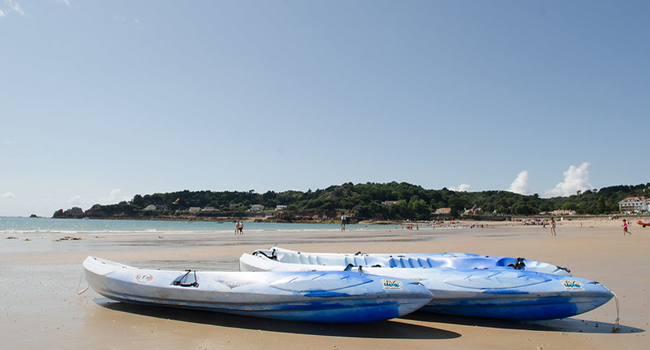 Beach in Jersey with kayaks by the sea during a LISA! language study holiday for students with activity programme
