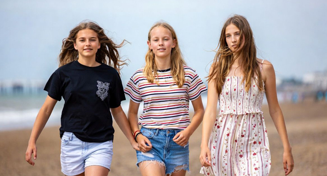 Language study holidays in Portsmouth with LISA! – reasons to study abroad, beach and experiences for students Schoolgirls on the beach in Portsmouth during a LISA! language study holiday enjoying the sea, freedom and time together