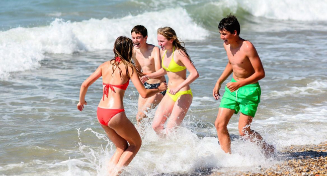 Language study holidays in Portsmouth with LISA! – leisure, sea and fun swimming experiences for students Students swimming in the sea in Portsmouth during a LISA! language study holiday enjoying free time and fun on the beach